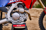 27YM_CRF450R_Location_Detail_Extreme-Red_00609