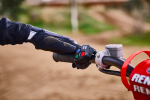 27YM_CRF450R_Location_Detail_Extreme-Red_01250